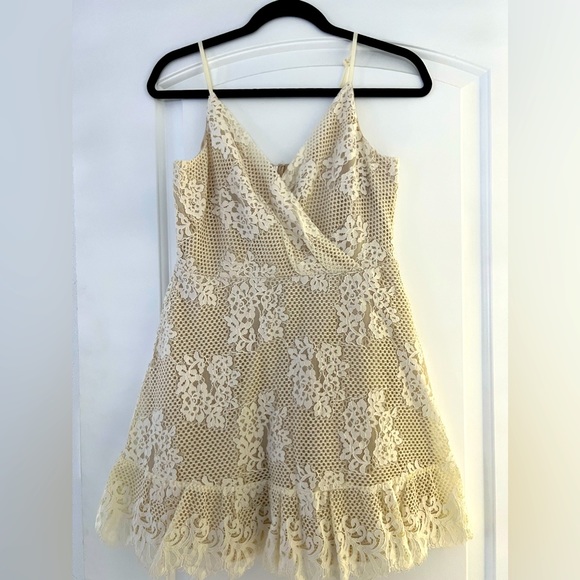 Speechless Dresses & Skirts - Short cream/white dress.